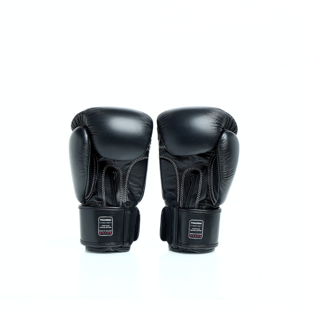THAISMAI BG124 Muay Thai boxing gloves in black leather with reinforced multi-layer padding, secure hook-and-loop wrist closure and Thaismai branding on a white background